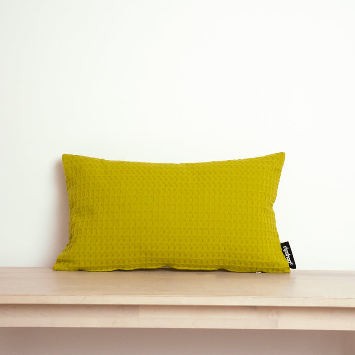 Housse de coussin gaufré 100% coton vert pistache 30x50 cm