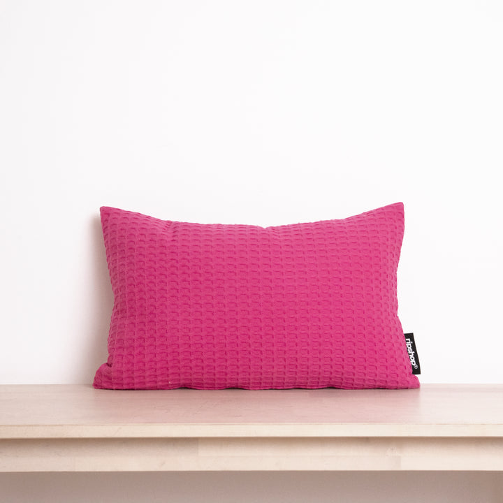 Housse de coussin gaufré 100% coton Fuchsia 30x50 cm
