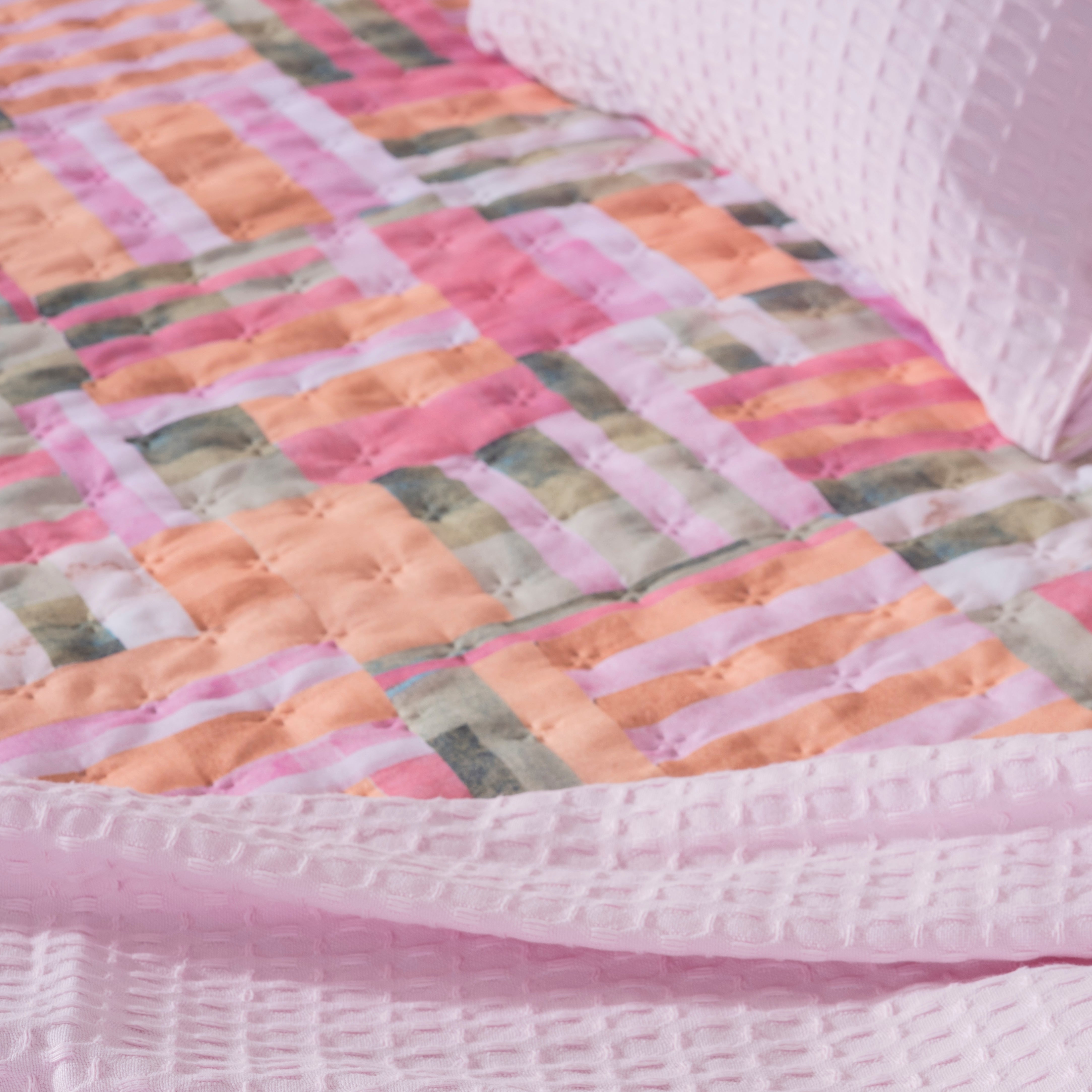 Diss Fuchsia reversible mid-season quilt