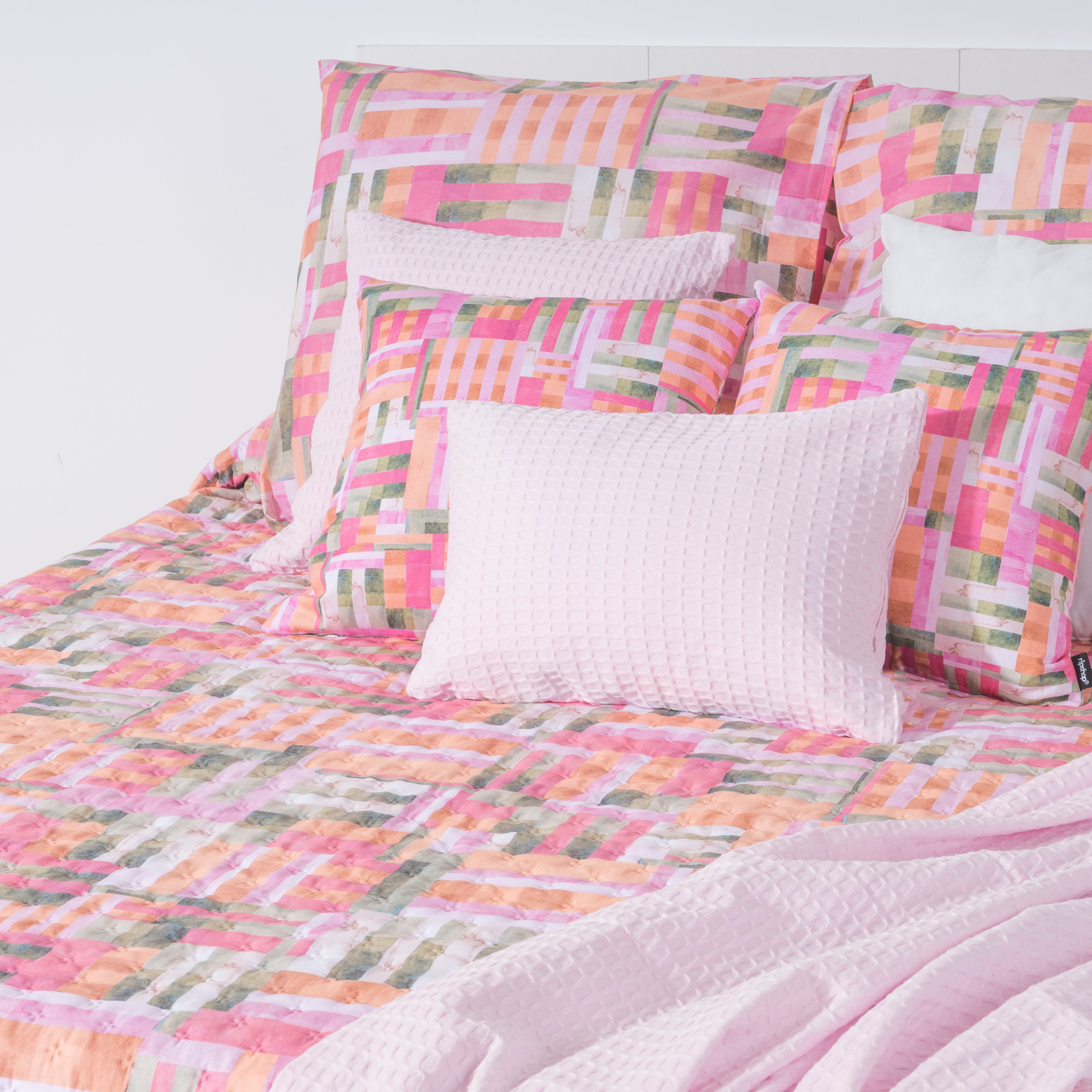 Diss Fuchsia reversible mid-season quilt