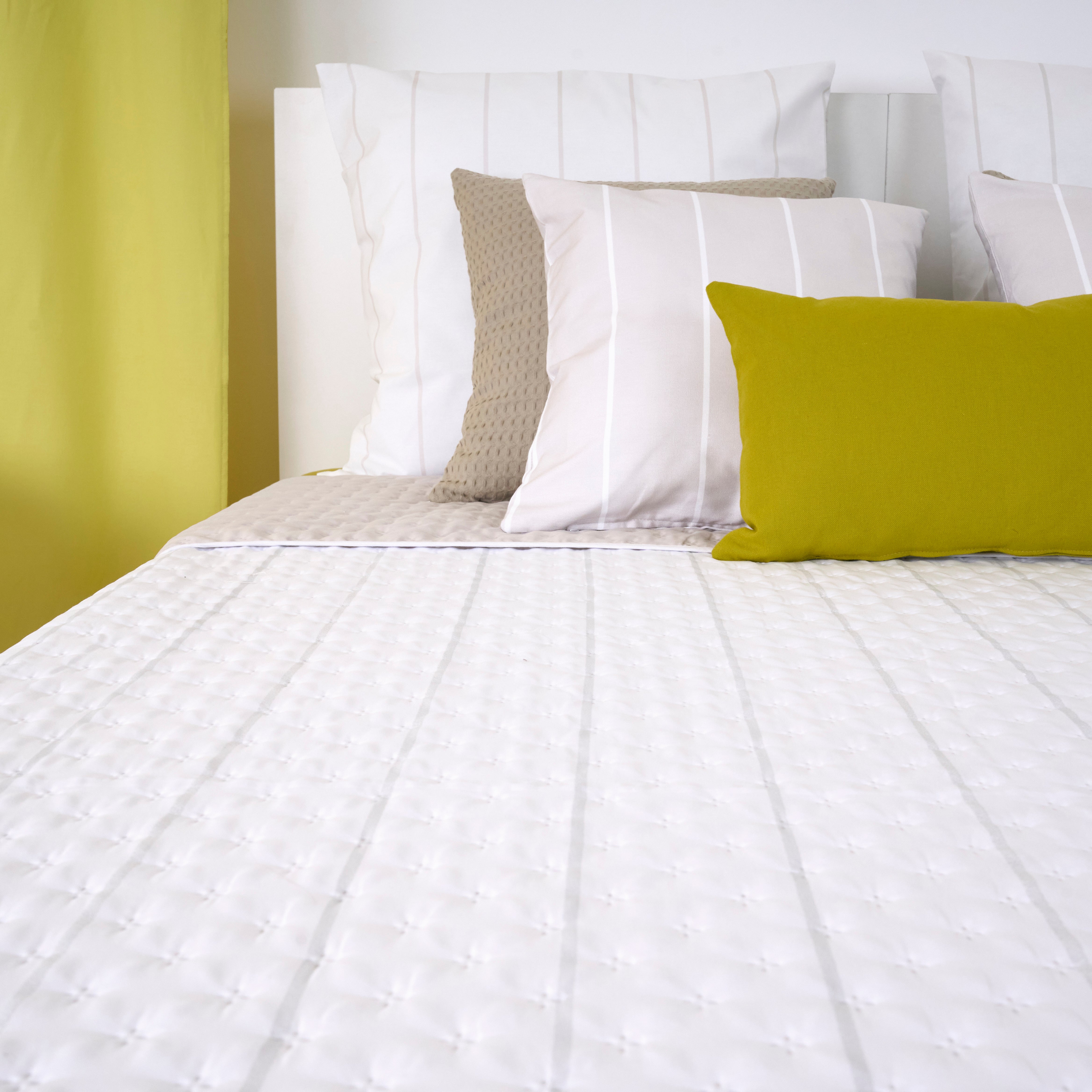 Hyde Beige reversible mid-season quilt