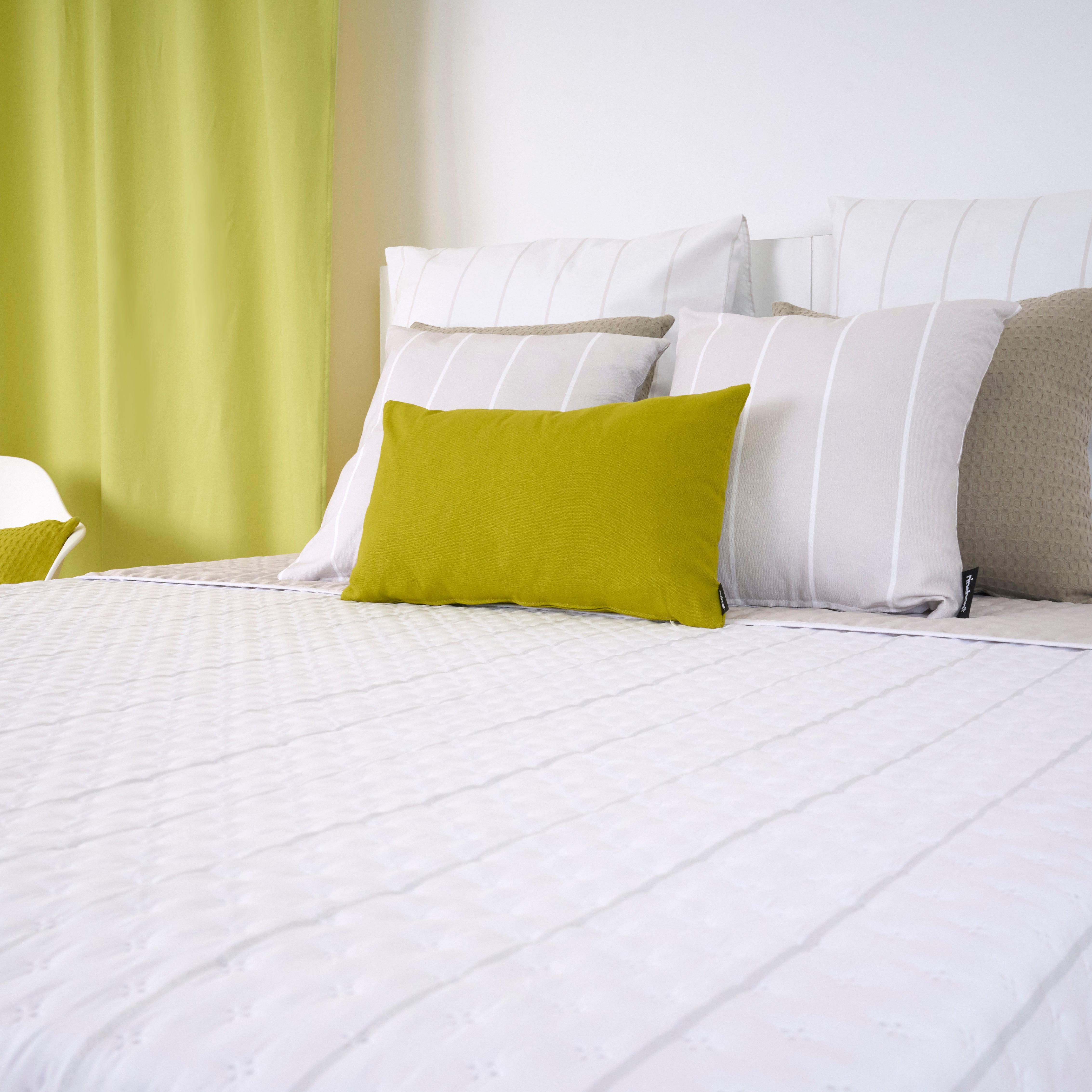 Hyde Beige reversible mid-season quilt