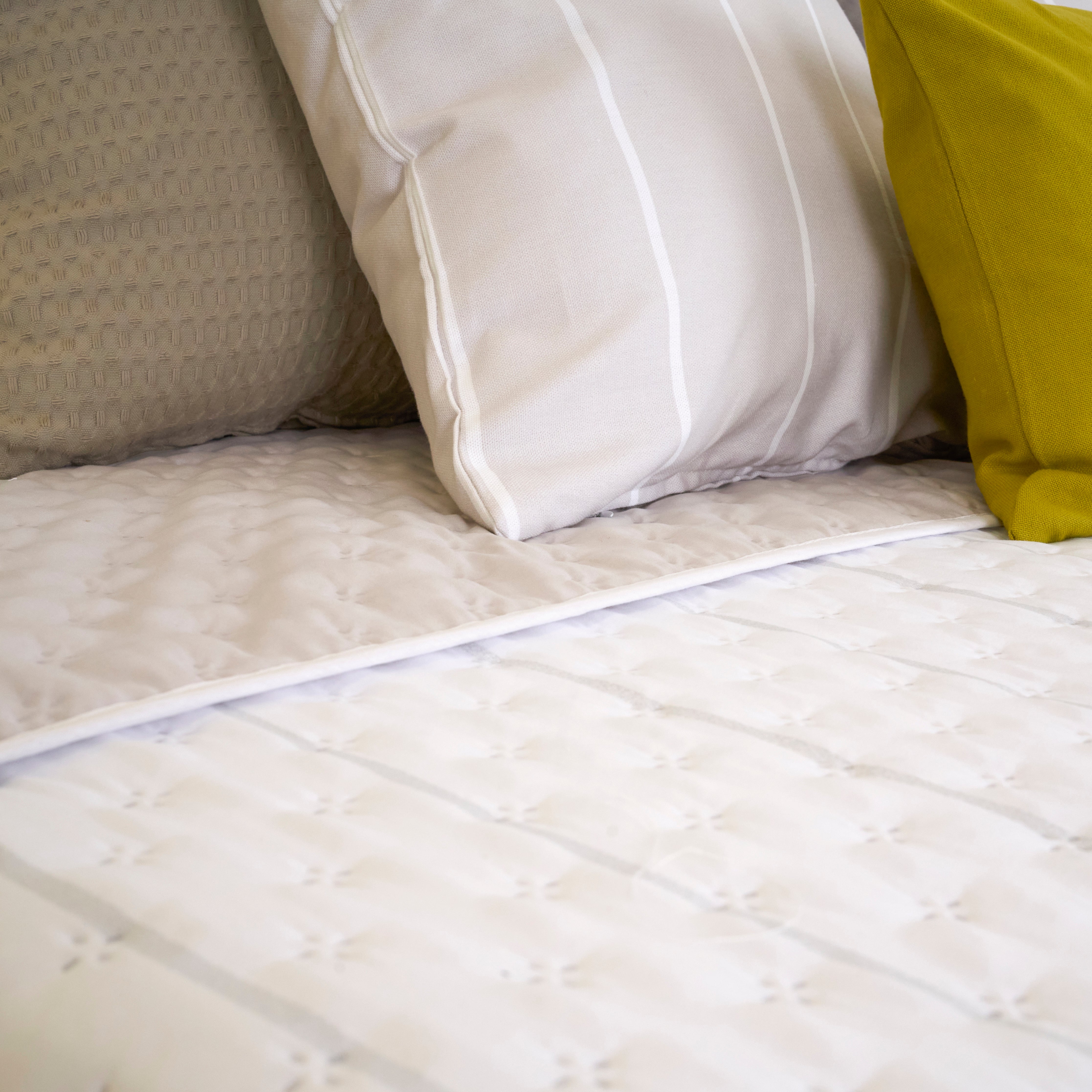 Hyde Beige reversible mid-season quilt