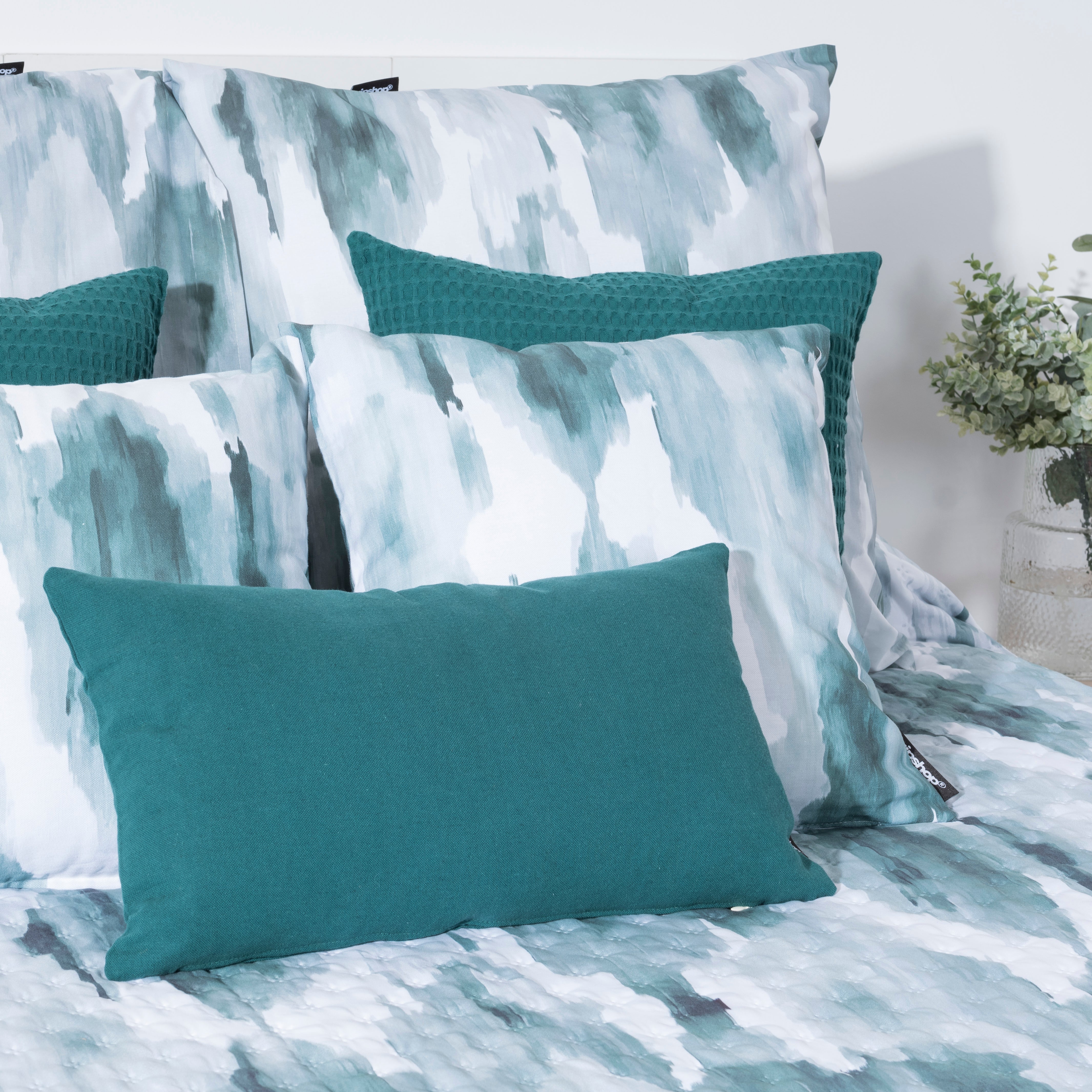 Luton Esmeralda reversible mid-season quilt