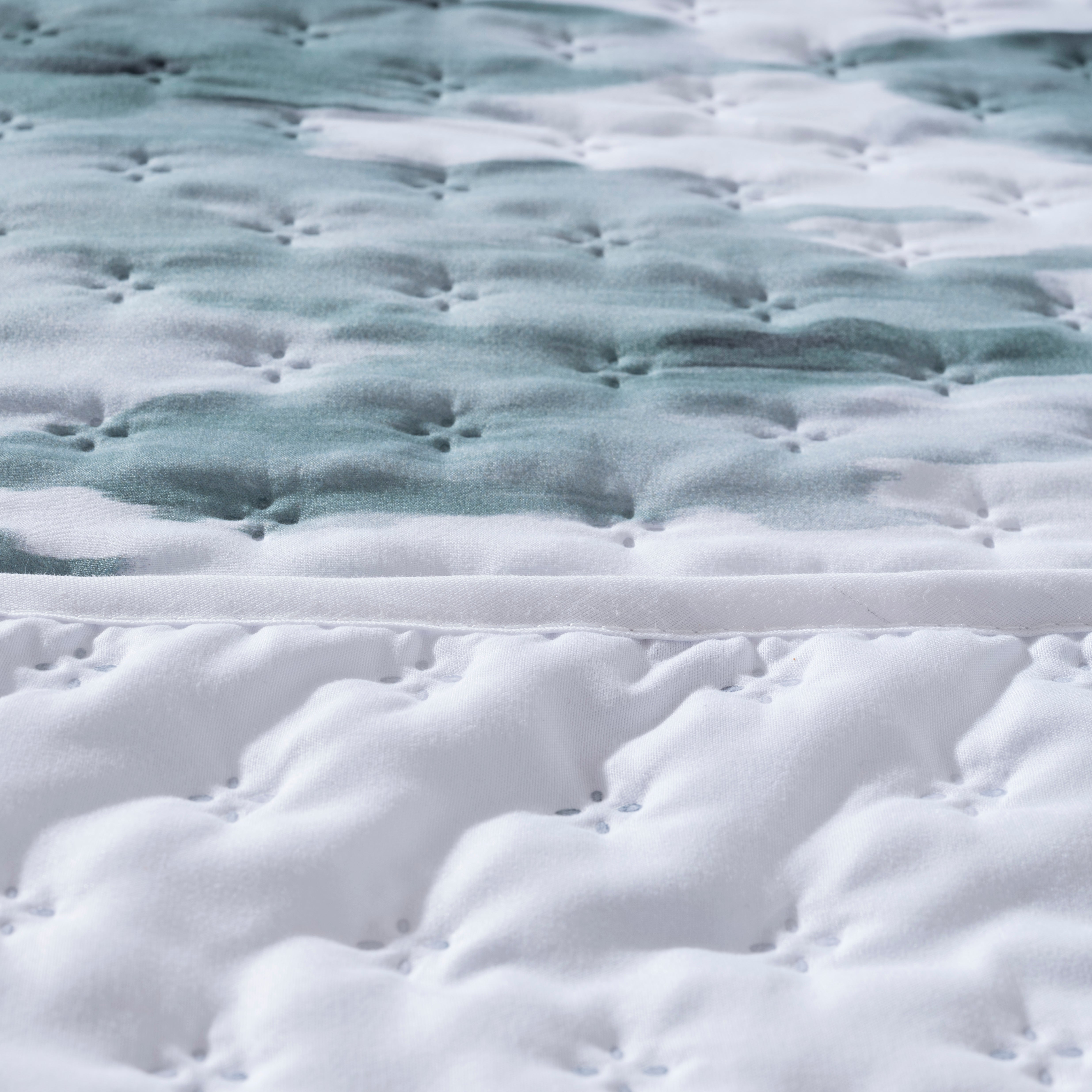 Luton Esmeralda reversible mid-season quilt