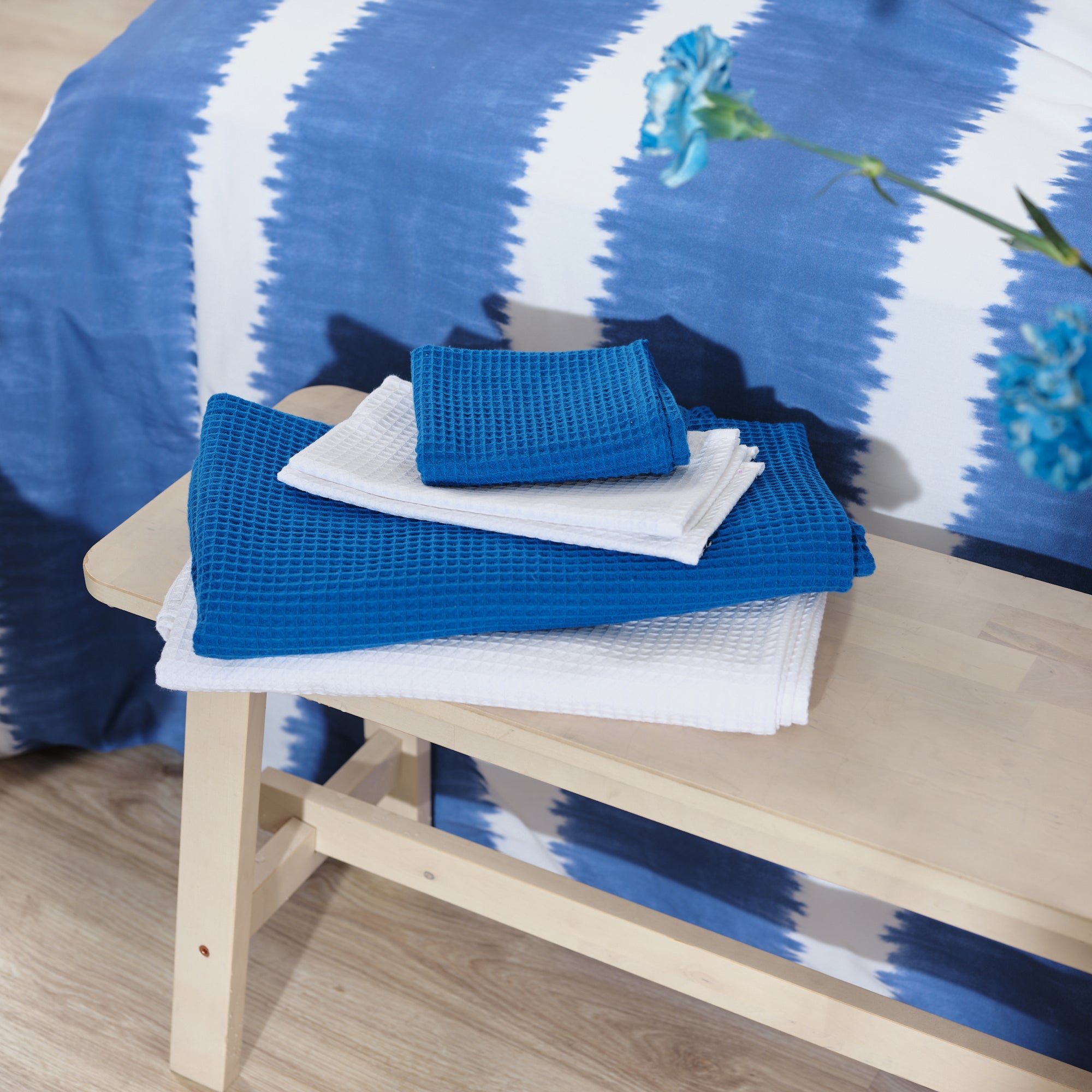 Serviette gaufrée 100% coton bleu cobalt