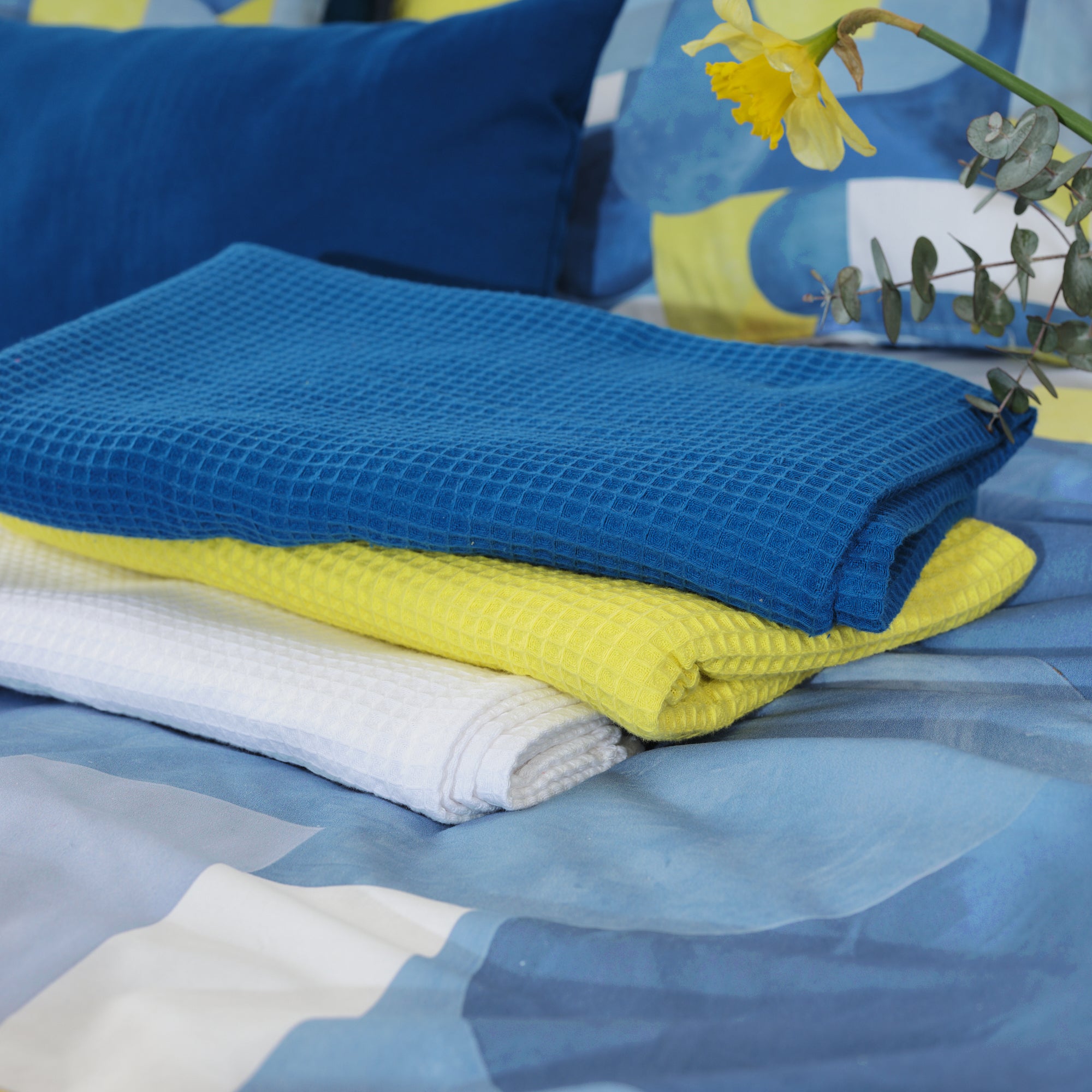 Serviette gaufrée 100% coton bleu cobalt