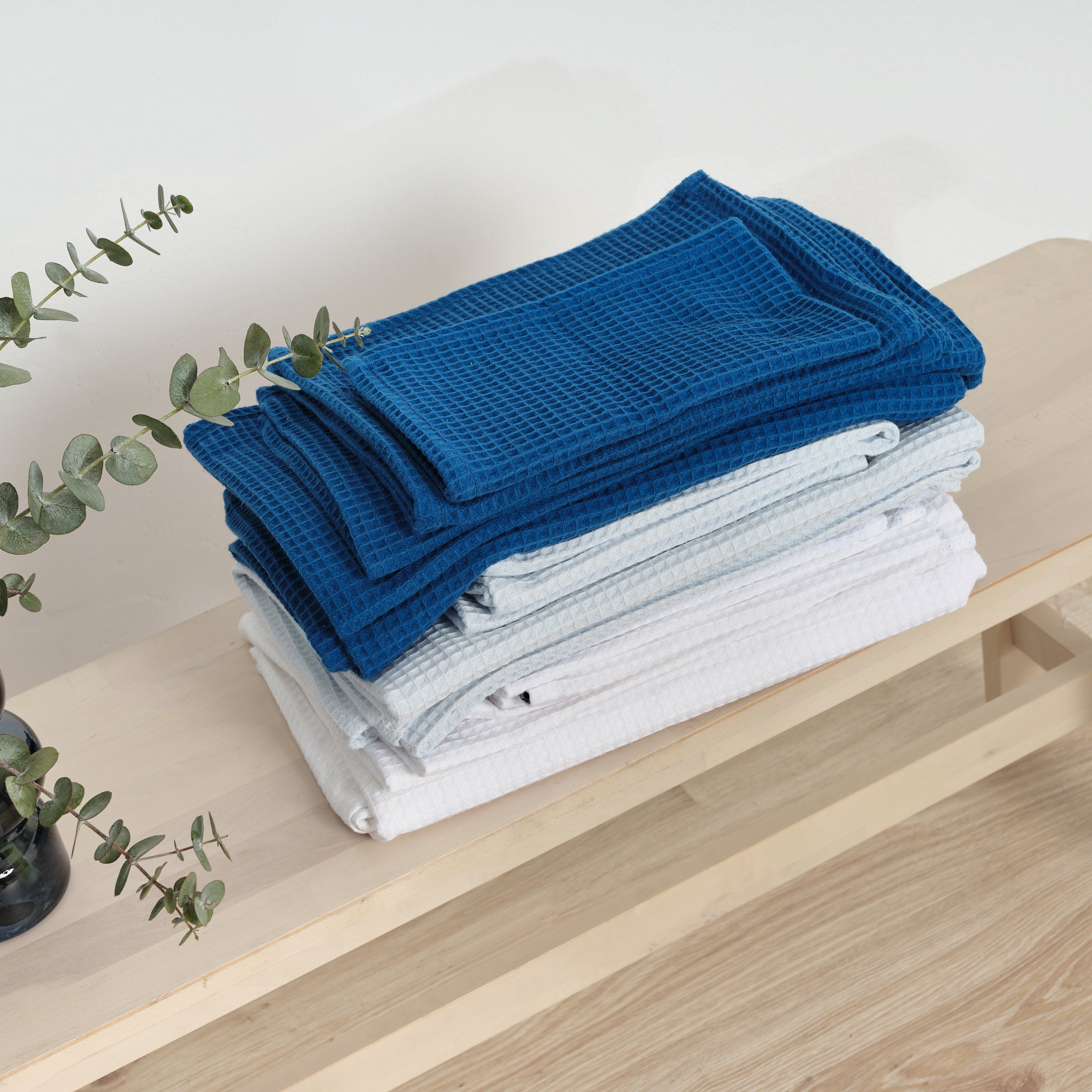 Serviette gaufrée 100% coton bleu cobalt