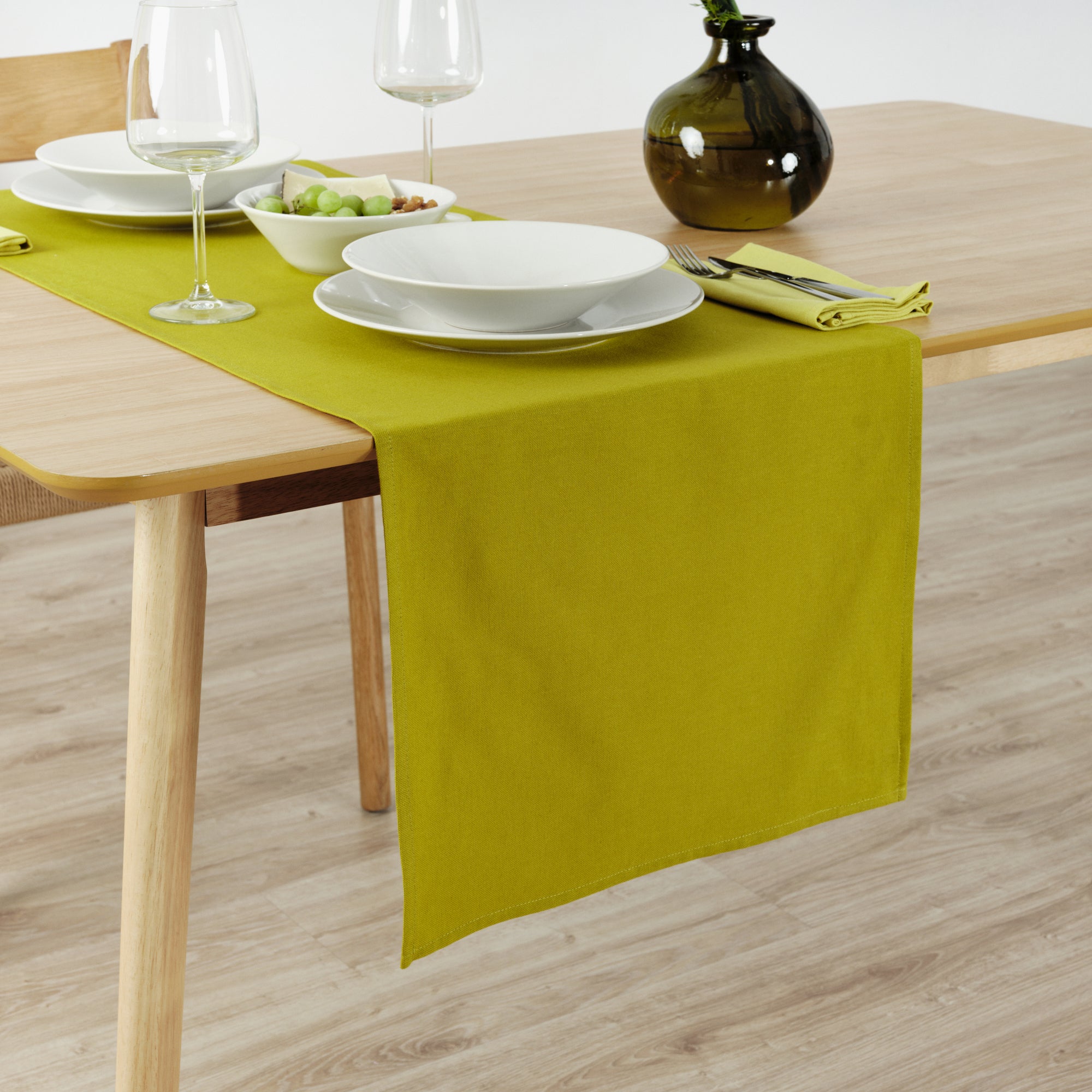 Chemin de table uni 100% lin Pistache