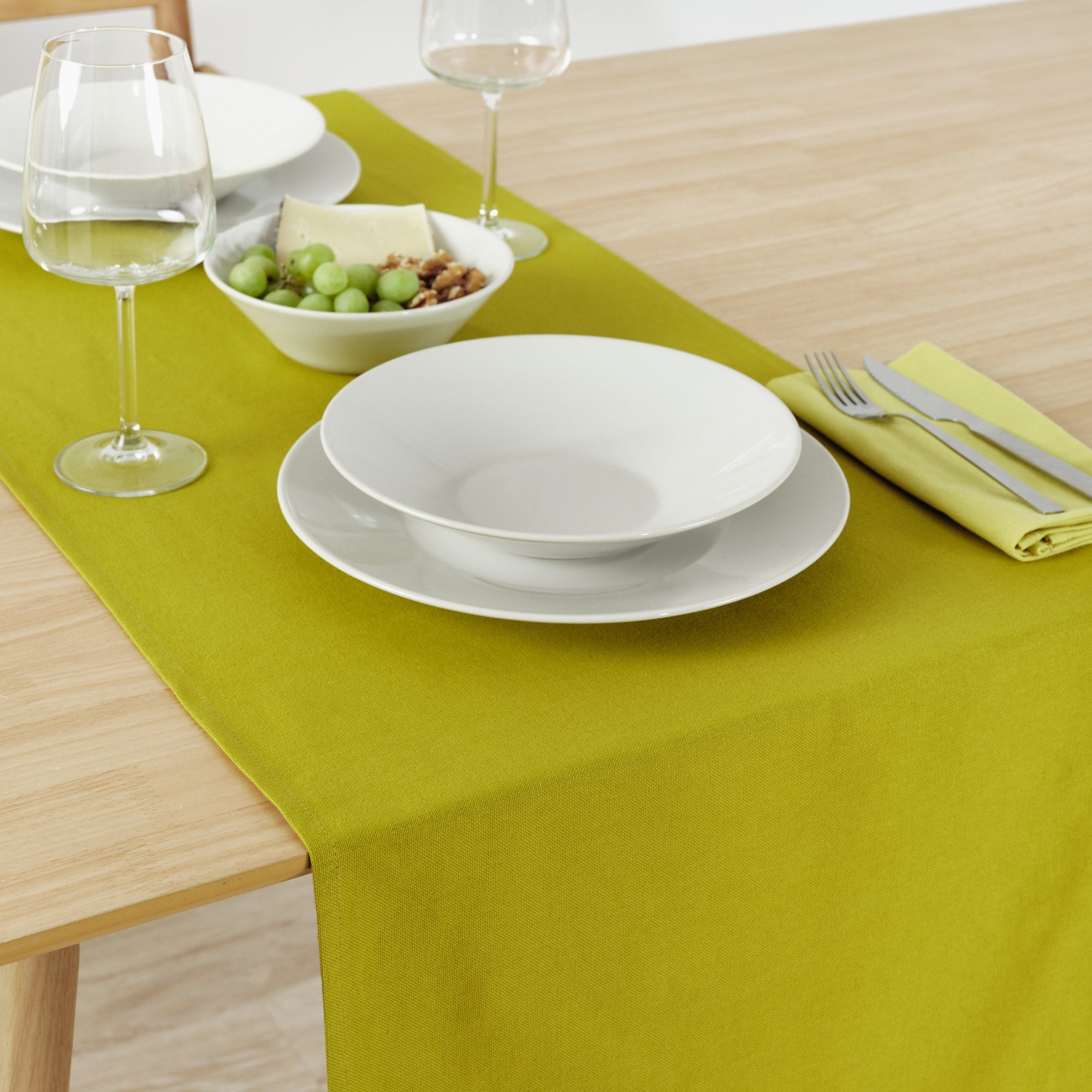 Chemin de table uni 100% lin Pistache