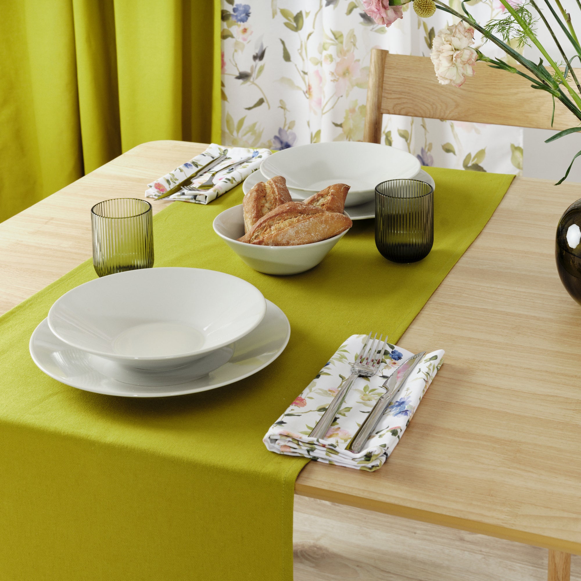 Chemin de table uni 100% lin Pistache