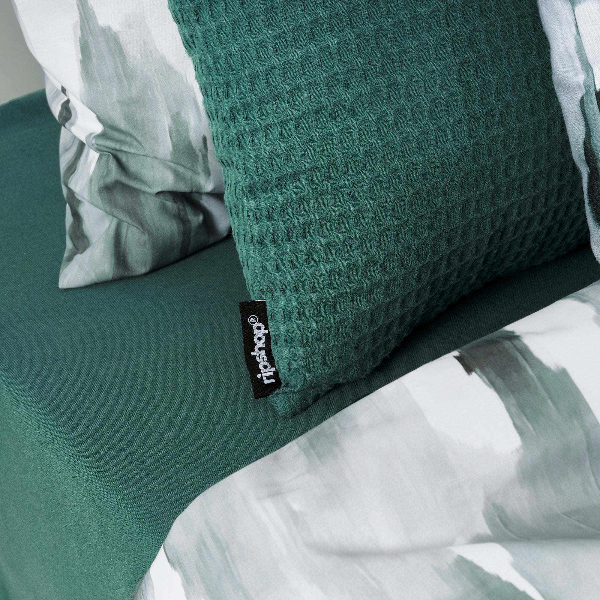 Emerald plain fitted sheet 100% cotton