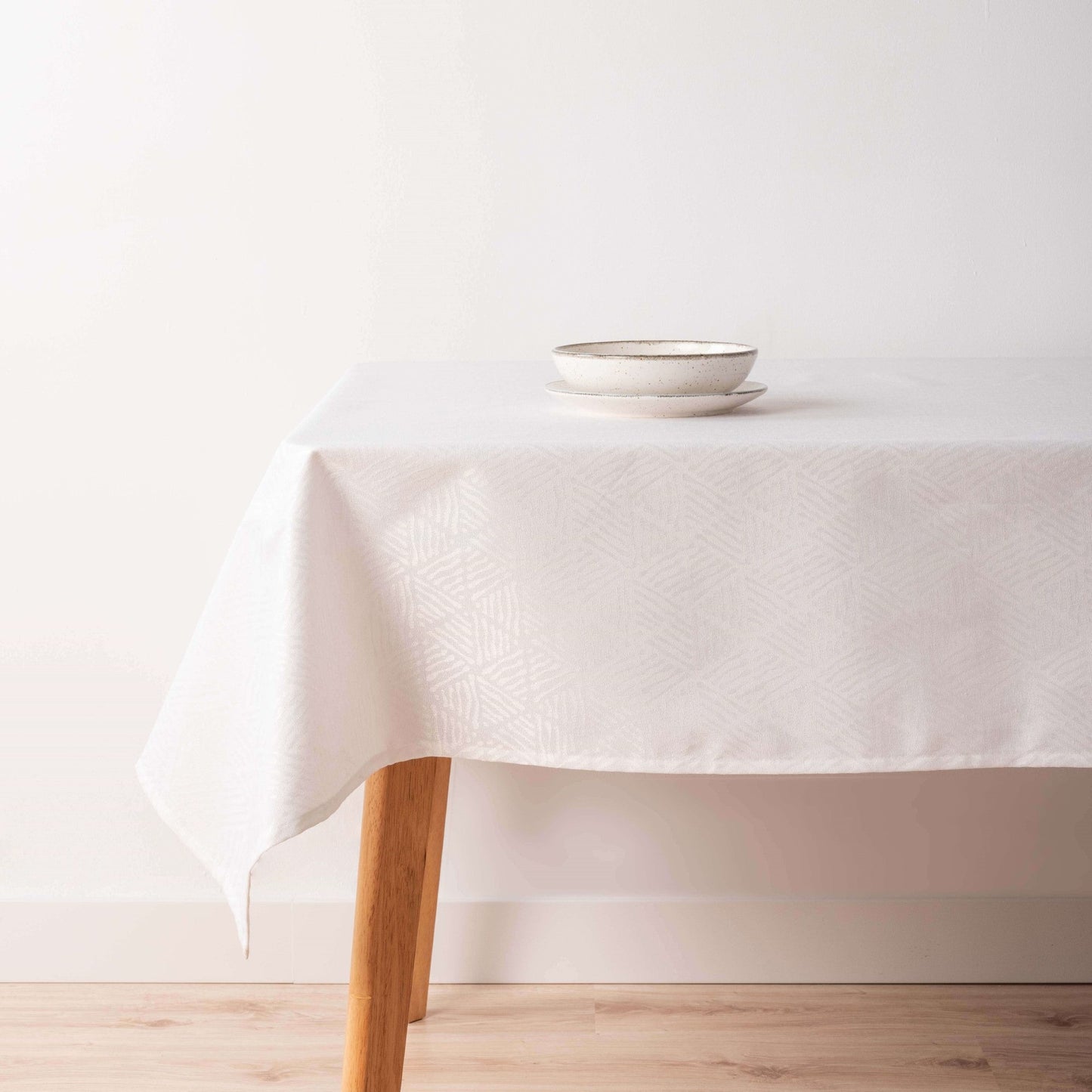 Bacoli jacquard stain-resistant tablecloth 31990C White