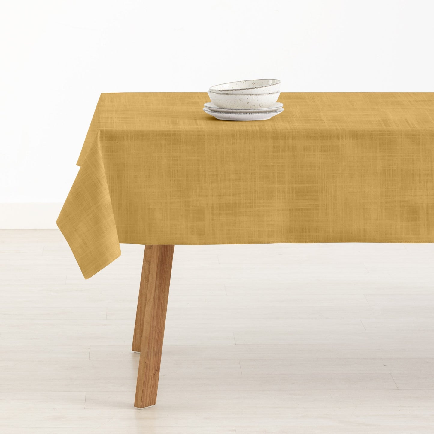 Mustard stain-resistant tablecloth